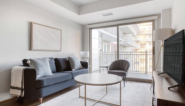 Luxe Ballston 1BR w/Pool, W/D & Gym, walk to Bars & Metro, by Blueground