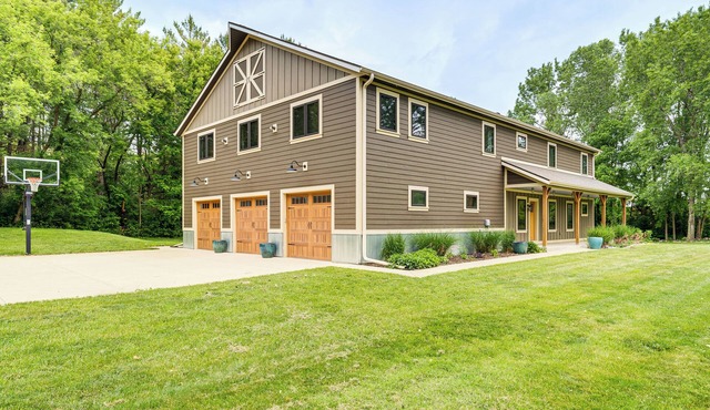 Luxe Barndominium Retreat Near Blue Spring Lake!