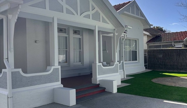 Luxe Beach Bungalow Henley 4BR Walk to the Beach. Fire pit, Games room and BBQ