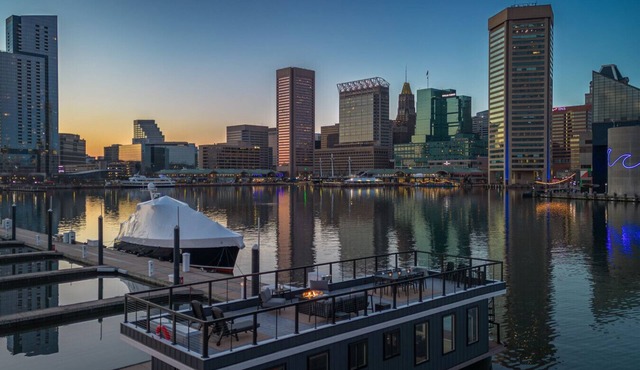 Luxe Black Houseboat: Inner Harbor Skyline Views