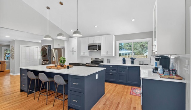 Luxe Blue Haven 3BR + Sleeps 8 + Huge Fenced Yard