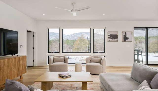 Luxe Blue Ridge Retreat w/Hot Tub, EV Charger