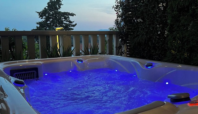 Luxe BnB with Private Jacuzzi + Breakfast included