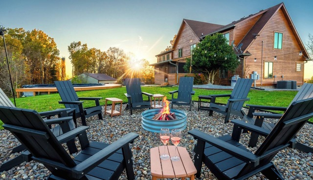 Luxe Bourbon Trail Cabin– Hot Tub/Pickleball/Fire Pit/Pool/Game Room