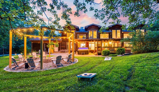 Luxe Bourbon Trl~Game Rm~Golf Sim~Hot Tub~Fire Pit