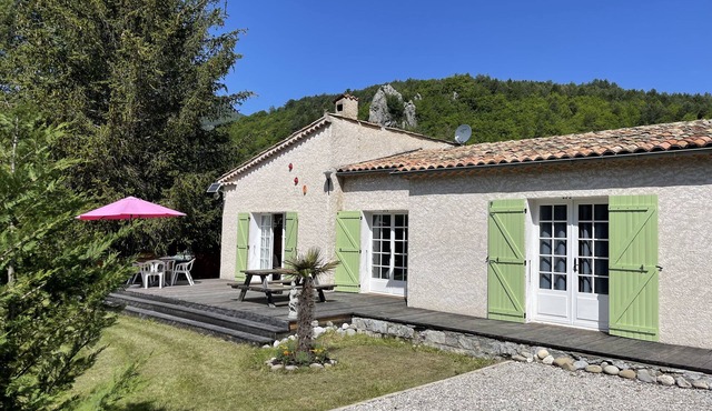 Luxe Bungalow met Veel Privacy en Grote Omheinde Tuin Nabij het Centrum