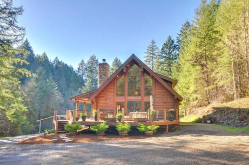 Luxe Cabin in the Woods Walk to Lake!
