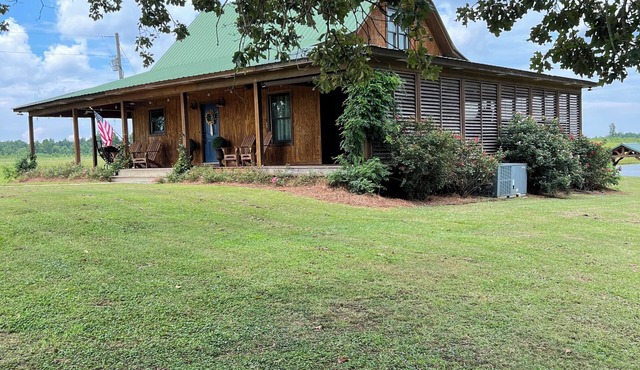 Luxe cabin minutes away from Marty Stuart's Congress of Country Music