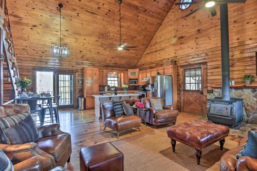 Luxe Cabin w/Hot Tub on 5 Acres in Pearcy!