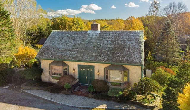 Luxe Cape Cod Farmhouse. Walk to Ellis Landing Beach!