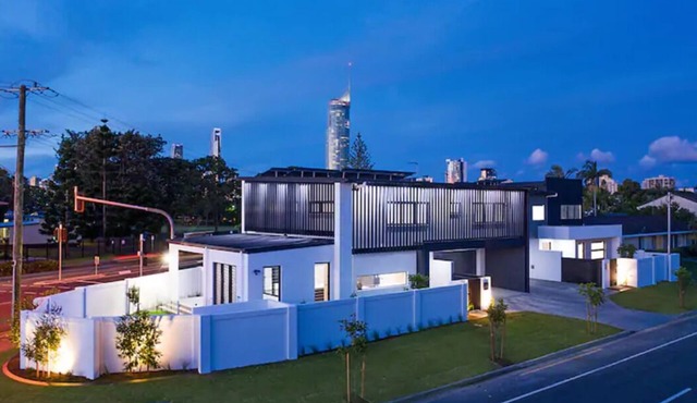 Luxe Capri Villa –Heated Pool,10-min Walk to Beach