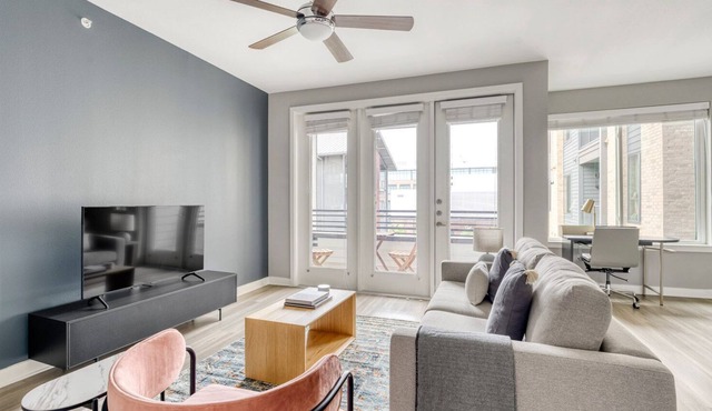 Luxe Central Austin 1BR w/ Gym, Pool & W/D, nr cafe, by Blueground
