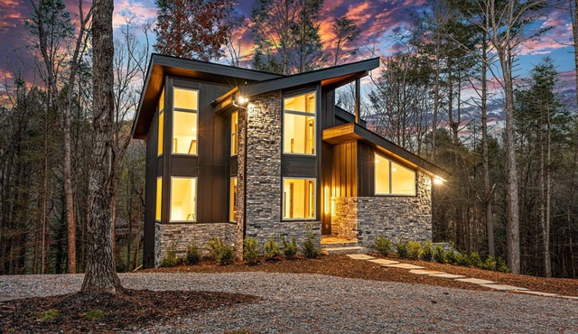 LUXE Chalet! Hottub, Sauna, Arcade, 8 Beds-3 Kings, Creek, 10min Downtown & Lake