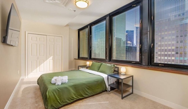 Luxe City Views | 8th Floor | 24/7 Valet Gym Terrace Roku