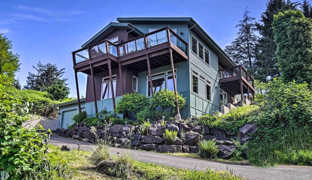 Luxe Coastal Haven w/Bay Views & Hot Tub