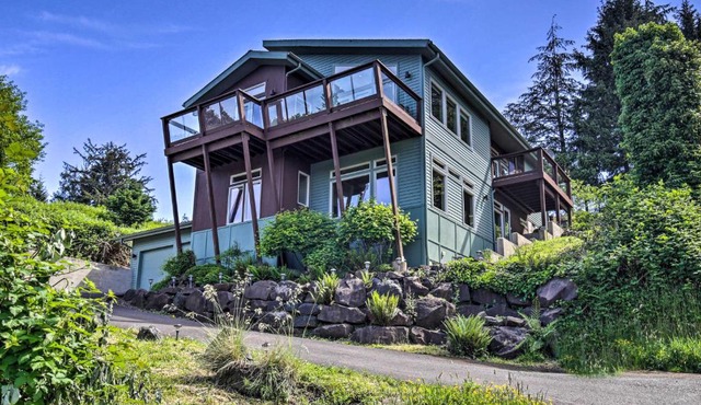 Luxe Coastal Haven w/Bay Views & Hot Tub