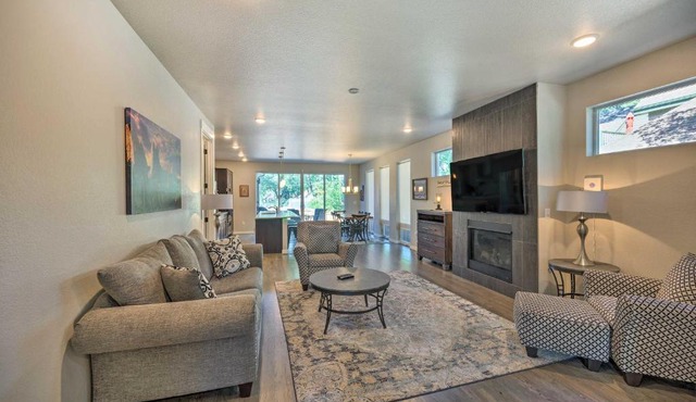 Luxe Colorado Springs Home Fireplace, Grill!