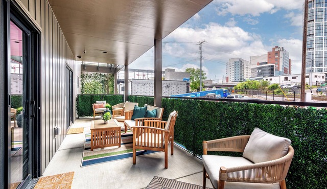 Luxe Condo - Downtown Nashville - Walk to Broadway/The Gulch - Heated Pool 3/1