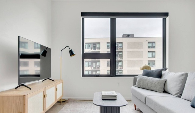 Luxe Congress Park 1BR w/ Gym & Pool, near shops & dining, by Blueground