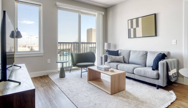 Luxe Congress Park 2BR w/ Gym & Pool, near shops & dining, by Blueground