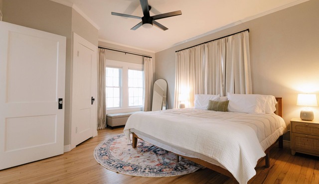 Luxe Cottage, Near Downtown and Ocean, Backyard Fire Pit, King Bed