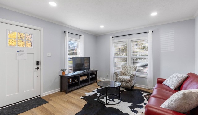 Luxe Cottage - South ChesterfieldnStylishly renovated, w/large master suite nnn