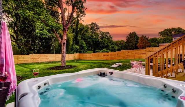 Luxe Cottage; Stroll to Main St, Hot Tub, Games, FirePit, CornHole, Fenced Yard