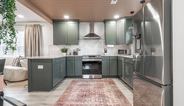 Luxe Cottage w/hot tub + firepit + library near lake. Pet friendly!