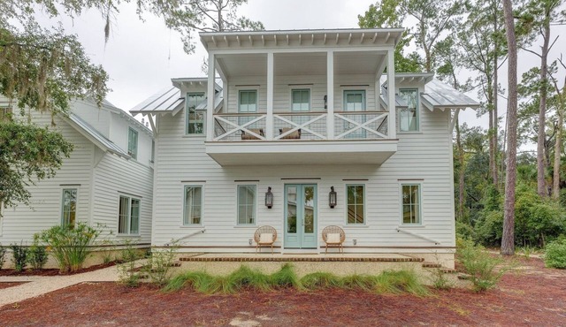 Luxe Cottage + Walk to Moreland Amenities