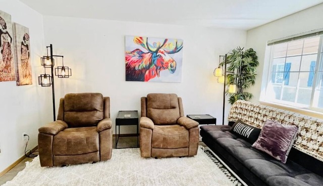 Luxe Cottage with Two bedrooms, Upscale, Cozy & Clean with AC, Hot Tub & BBQ