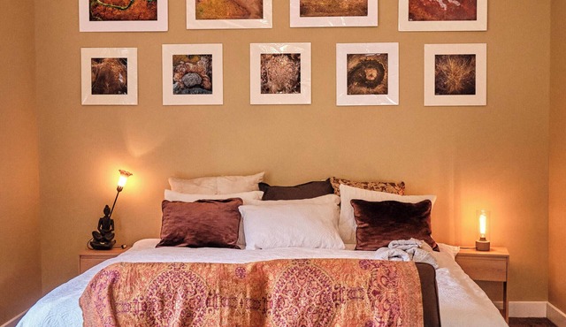 Luxe country retreat far from crowds, close to facilities, cosy warm winter land