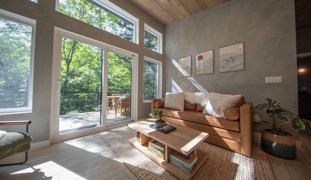 Luxe Cozy Spa Cabin w/Hot Tub, Sauna, Fireplace, 10 mins to Sunday River