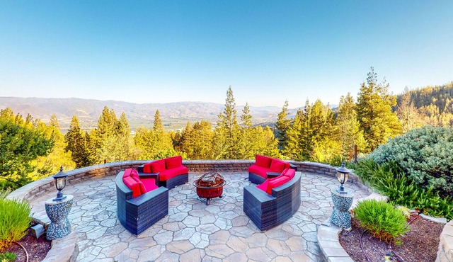 Luxe Custom Home with Ukiah Valley Views, Massage Chair & Infrared Sauna
