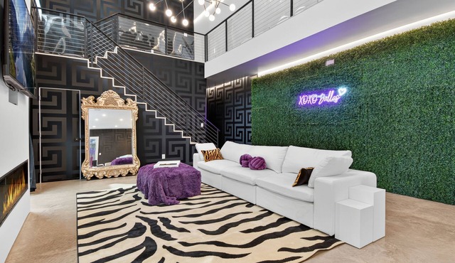 Luxe Design - Red Room - Balcony - Turf Yard - Attached Private Suite