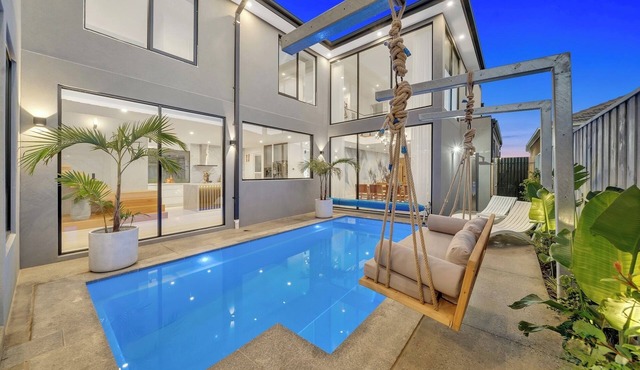 Luxe designer house with Pool, Cinema & Gym