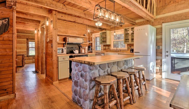 Luxe Dog-friendly Cabin w/Hot Tub & Game Room