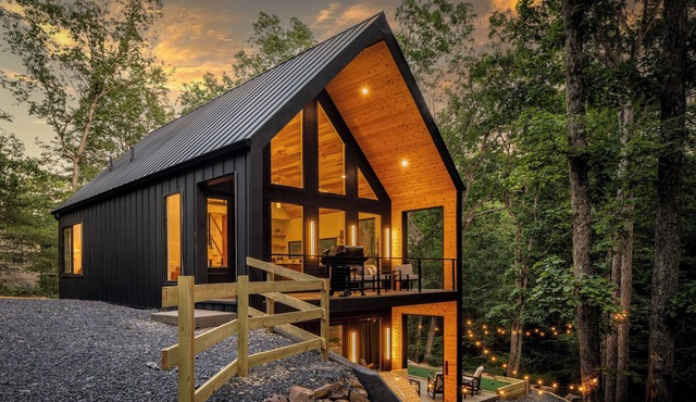 LUXE, DogsOK, Sauna,Hot Tub, FirePit, Bocce, GameRoom! Minutes to Bryce!