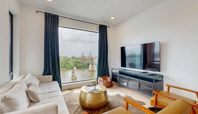 Luxe downtown condo on the waterfront - river-view balcony, fast WiFi & W/D