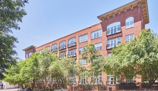 Luxe Downtown Penthouse! In the Heart of City w/Parking!