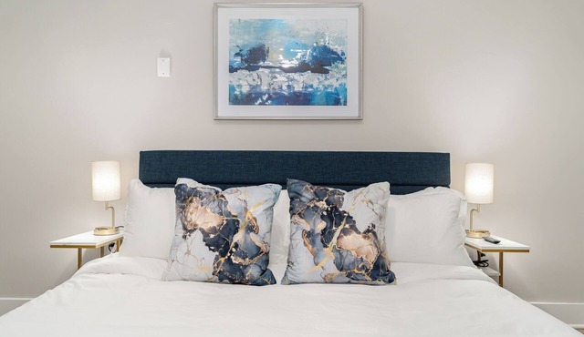 Luxe Downtown Suite with King Bed, Smart TVs & Free Parking