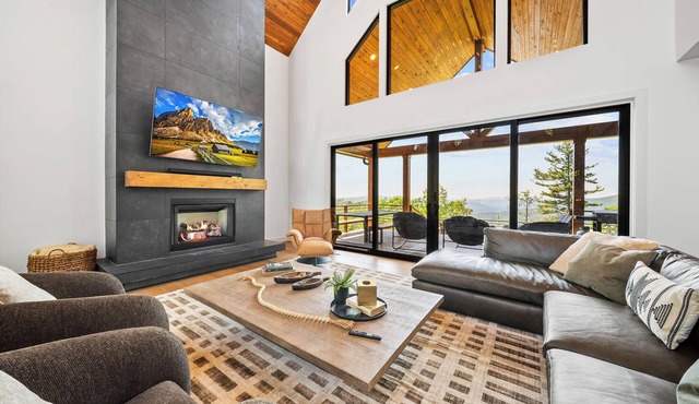 Luxe Eagles Nest Home: 3-Tier Deck, Hot Tub, Fire Pit & Sunset Views!