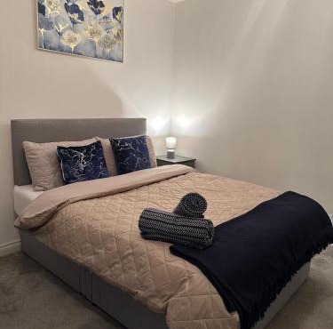 Luxe Entire 3 Bed Home - LHR 15 mins - London City 35 mins