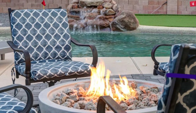 Luxe Escape: Heated Pool Hot Tub Mini Golf Hike BBQ Fire Pit EV RV ready
