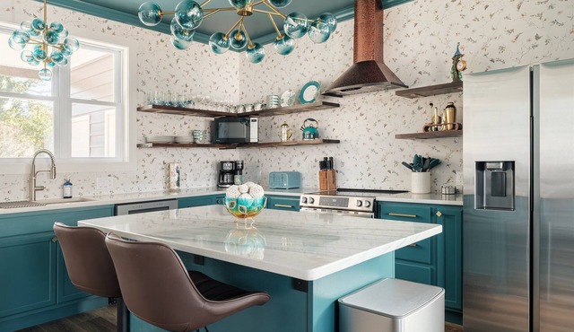 Luxe Escape: Walk to Main St, Hot Tub, Spa Bath