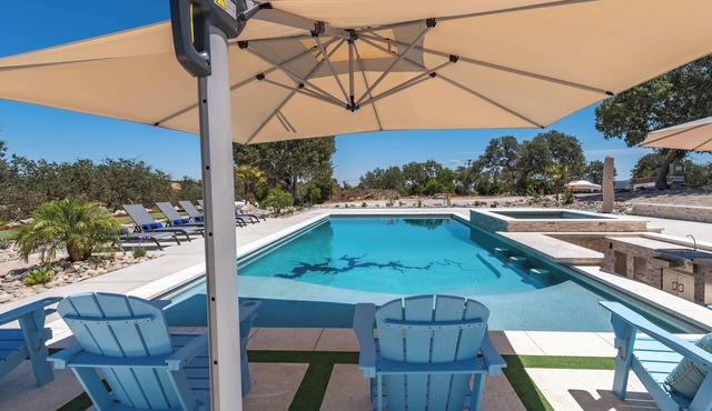 Luxe Estate @ Lake Naci w/pool, 2 hot tubs & game room.