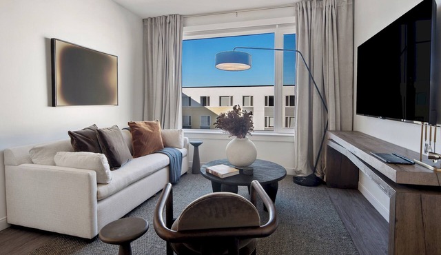 Luxe Everett 2BR–2BA w/Pool, Gym & Parking