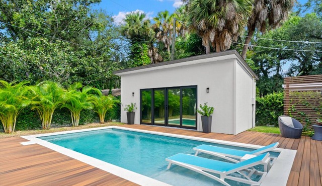 Luxe Executive Home HEATED Pool, Outdoor Fireplace,Guesthouse!