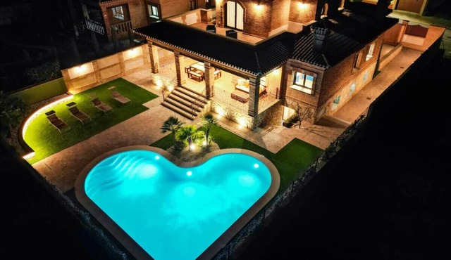 Luxe Experience Toledo | Pool | BBQ | Billiards | Billiards