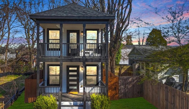 Luxe Family Oasis 7 beds 2 and a half Spa like Baths Sleeps 14