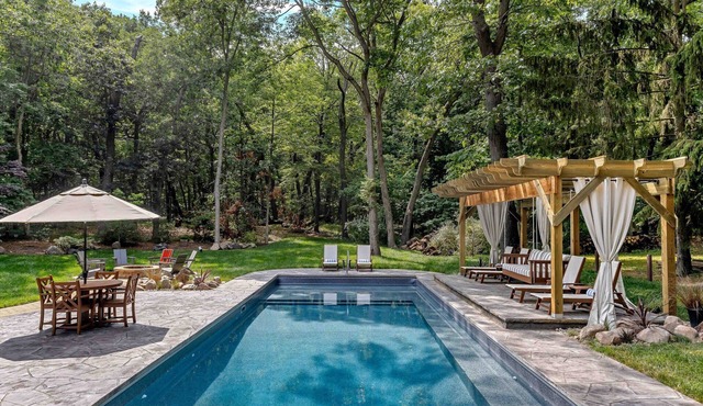 Luxe Family Retreat Heated Pool, Hot Tub, Near Beach Perfect Year Round Space